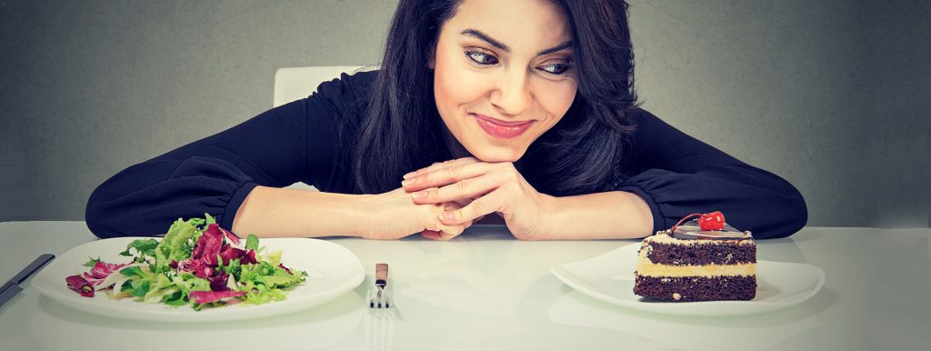 Schlechter Schlaf steht in Verbindung mit Lust auf Junkfood und spätem Abendessen