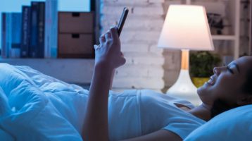 Usare il cellulare prima di andare a letto fa male: ecco perché